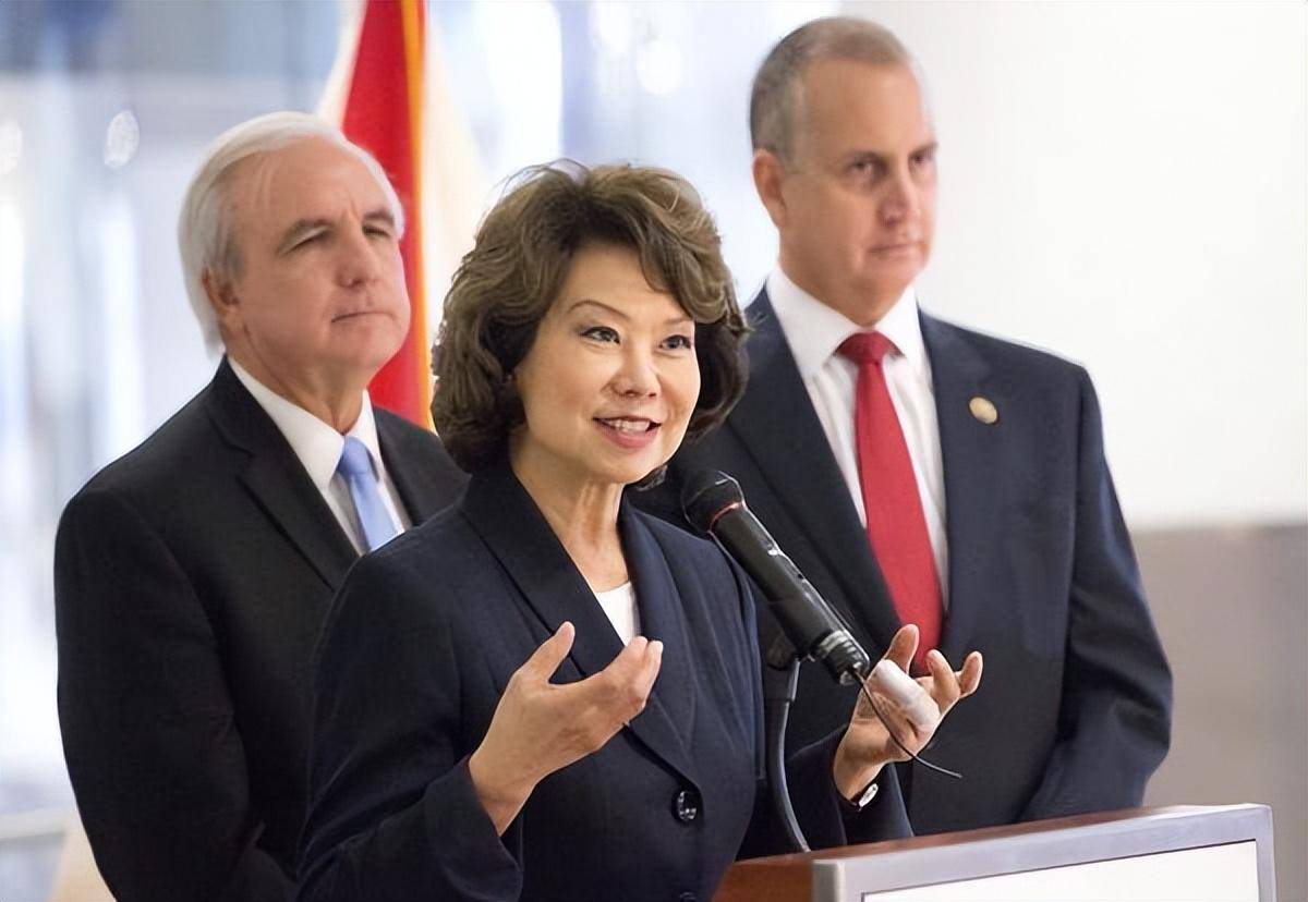 大姐赵小兰是最成功的,曾担任美国劳工部长,她是两度进入美国内阁的