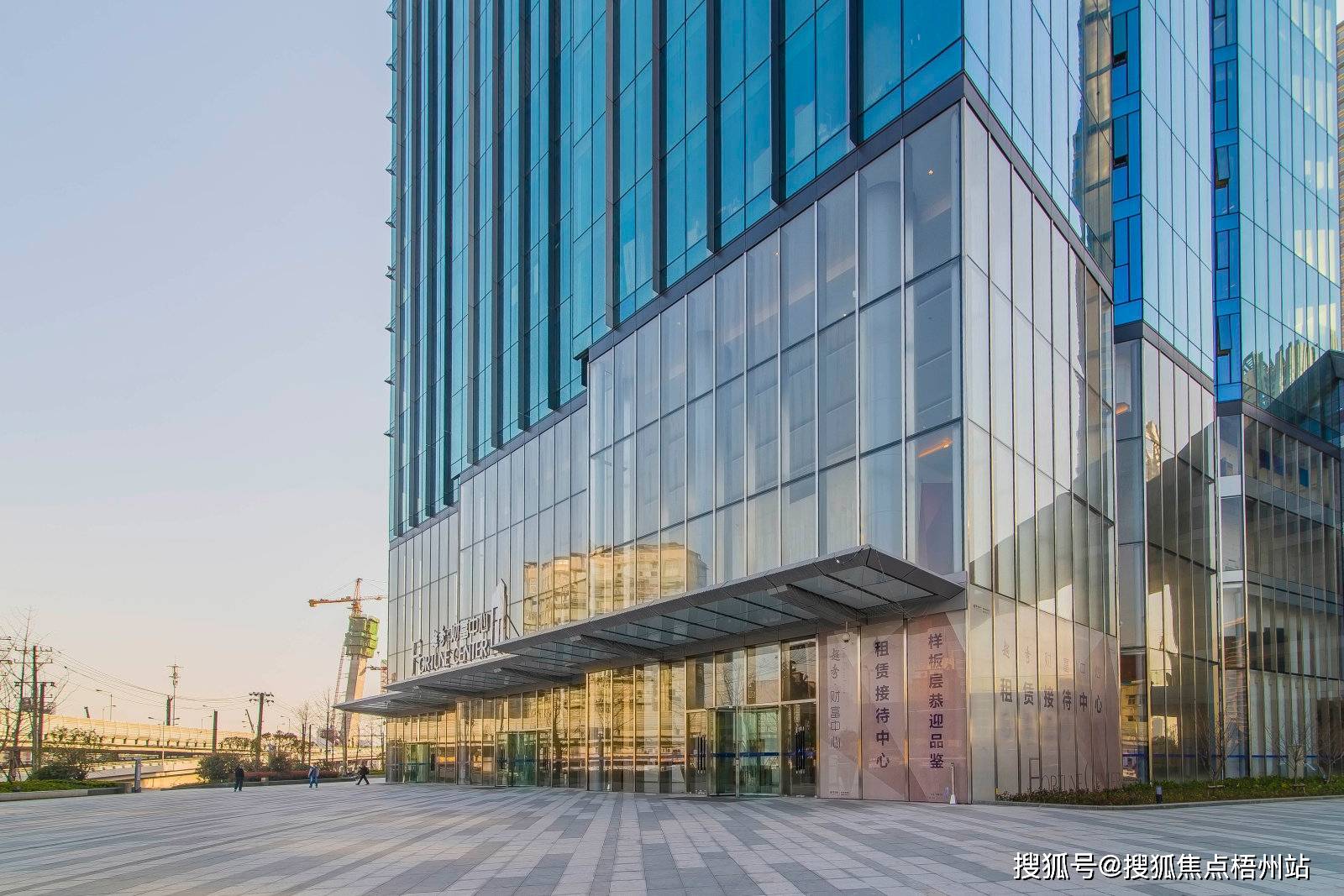 武汉越秀财富中心租120人独立办公室精装修带家具交通便利可注册