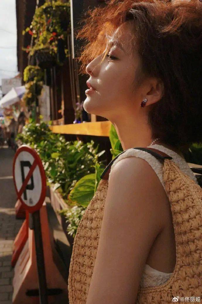原创佟丽娅分享新爆炸头白色长裙穿搭离婚不分家状态越来越好