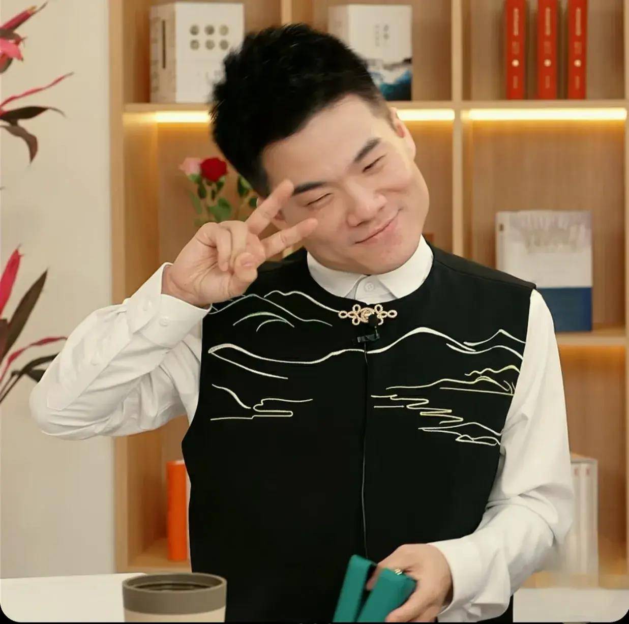 要不让宇辉在泰国多待几天吧董董3天就让大家移情别恋了