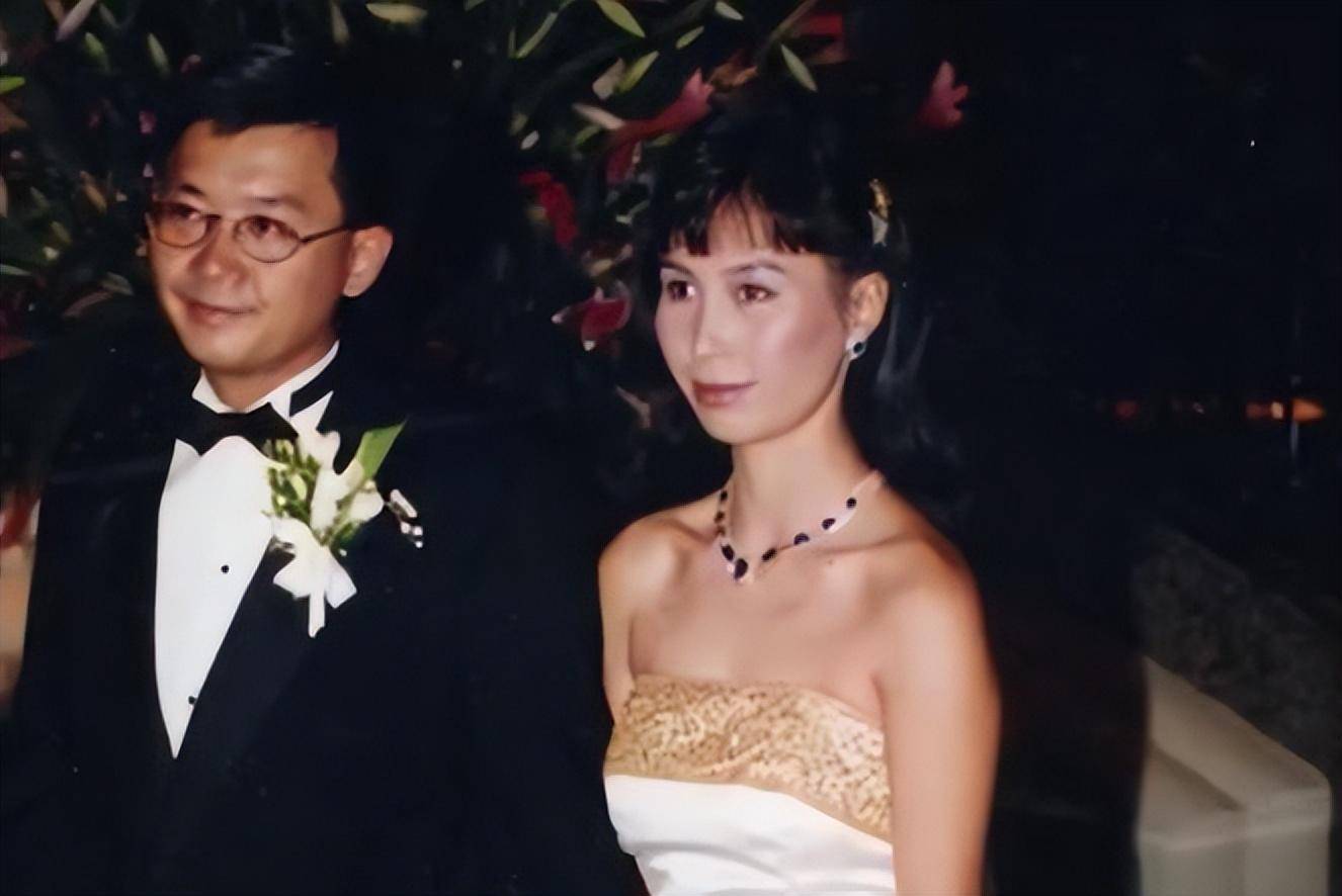 赌王女儿何超凤现身,曾被质疑不如何超琼,独身富婆气场强大