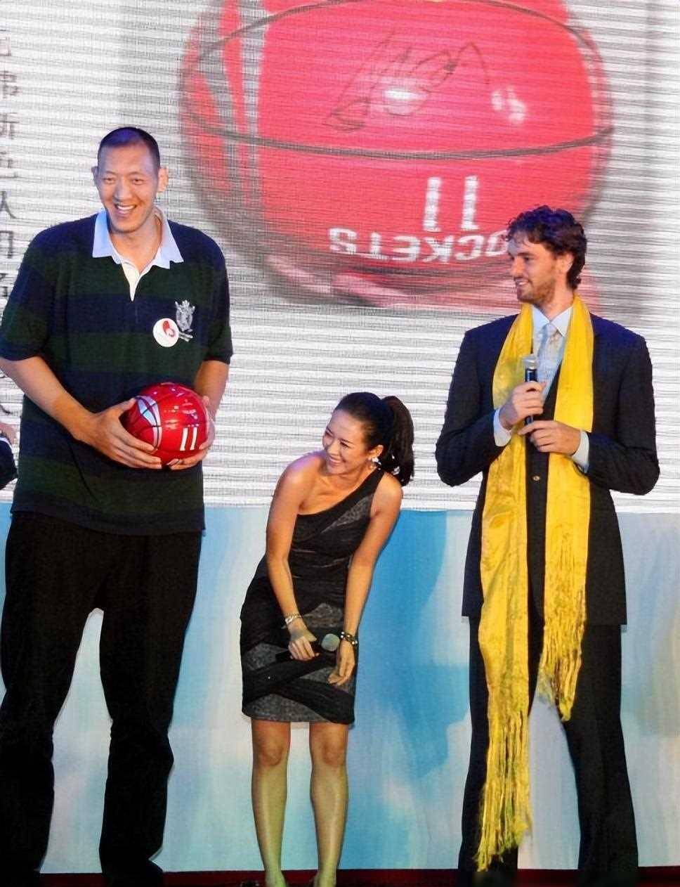 2米35孙明明:打球时名声不显,退役后功成名就,娶娇妻人生圆