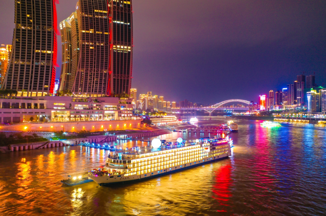 两江游轮公司供图推荐拍摄点:两江游强烈推荐夜间前往,可以欣赏两岸