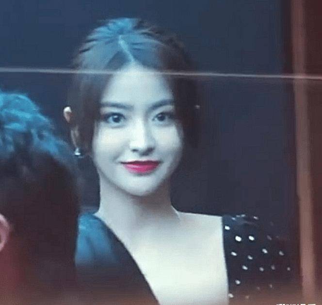 原创金子涵亮相线下活动路人抓拍镜头下颜值在线这身材我没眼花