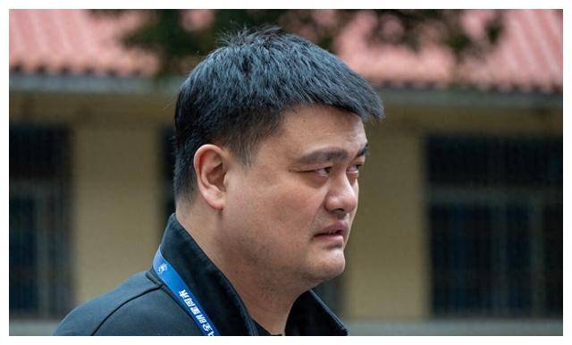 姚明国籍篮球风波:真相揭秘,言辞失当激怒球迷,遭双重指控!