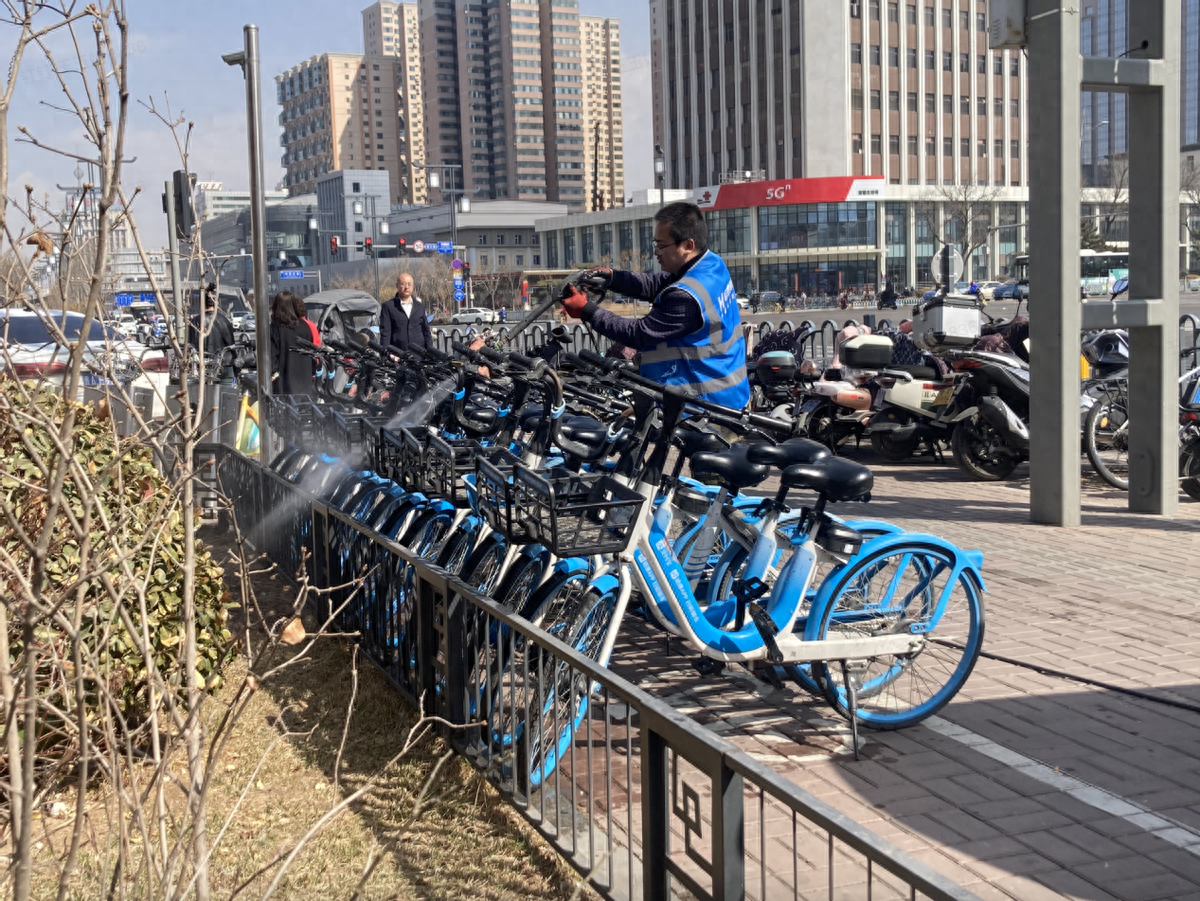 助力太原卫生城市创建我市共享单车开启清洗模式