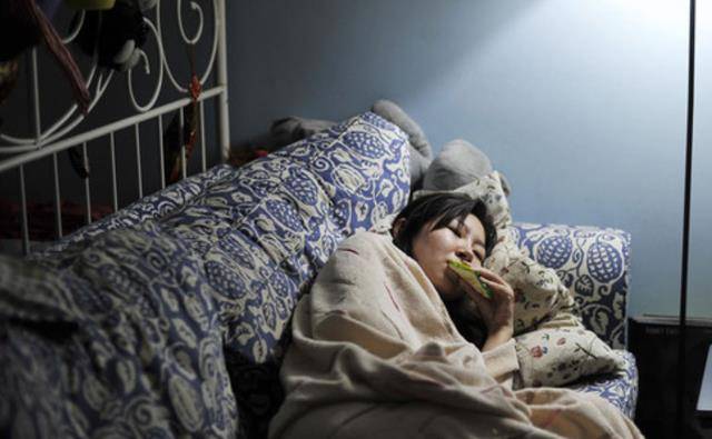 为了加强结论的说服性,专家还截取了一部分监控画面,参与实验的李占英