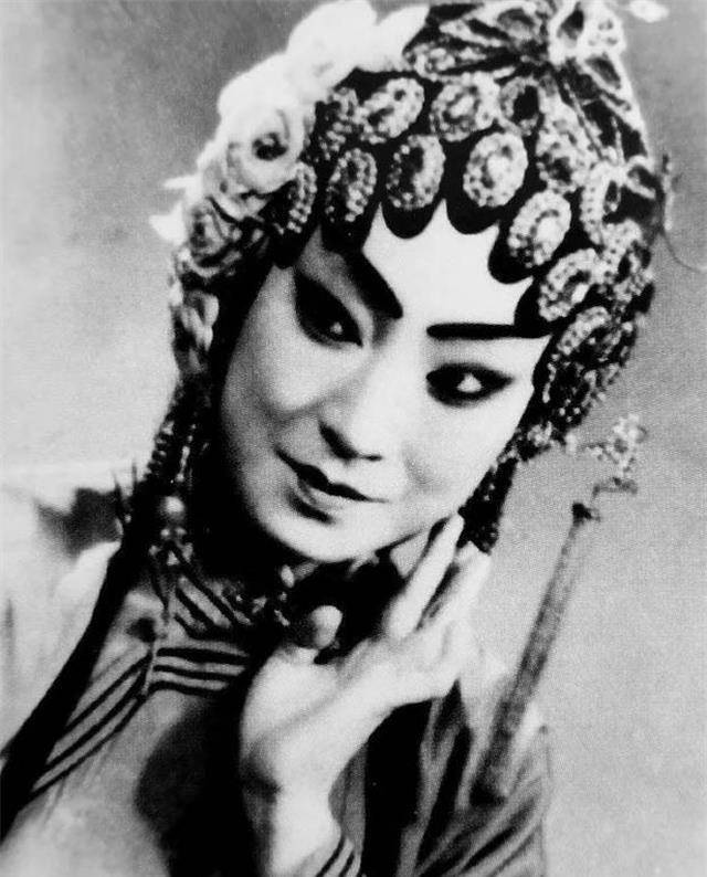 原创孟遏云不愿在澡堂洗澡被人质疑后解释曾遭军阀囚禁胸部有刺字