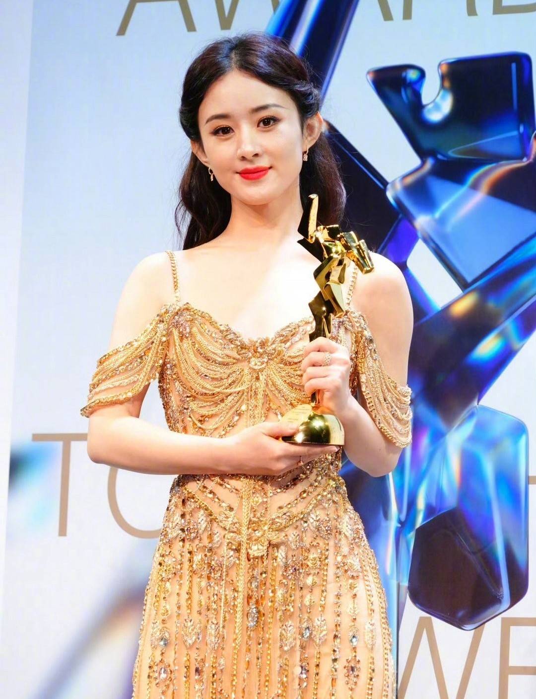 赵丽颖绝美动人,蒋勤勤端庄大气,但都被劣迹艺人艳压_造型_蔡卓妍