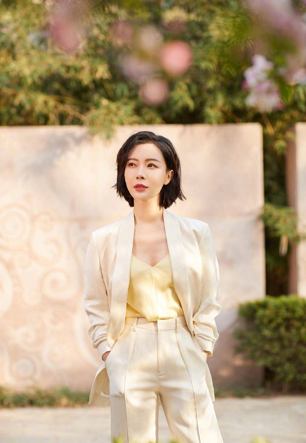 原创陈数晒私服照穿v领衫配米白色西装尽显43岁女人的优雅霸气