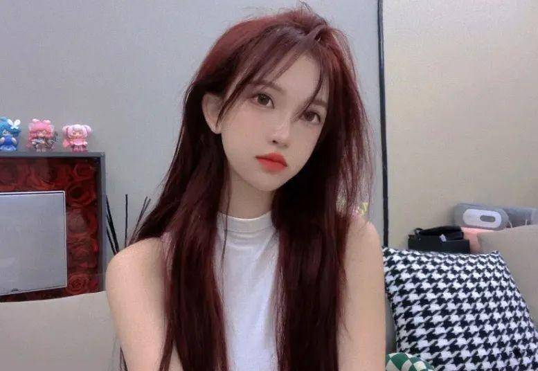 南媚儿,斗鱼直播平台的舞蹈女主播,虽然有着清纯可爱的外表,但是跳舞