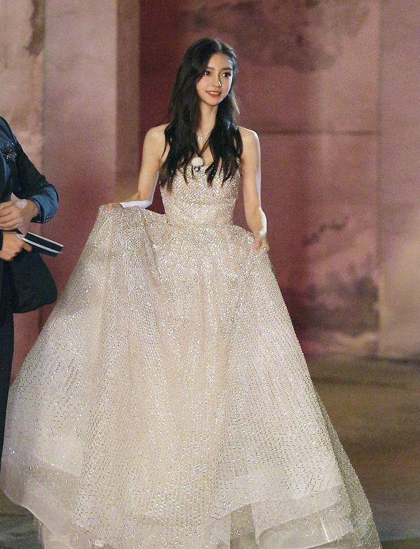 原创baby是有多怕输录综艺穿高定礼服比红毯还隆重何穗随便穿却稳赢