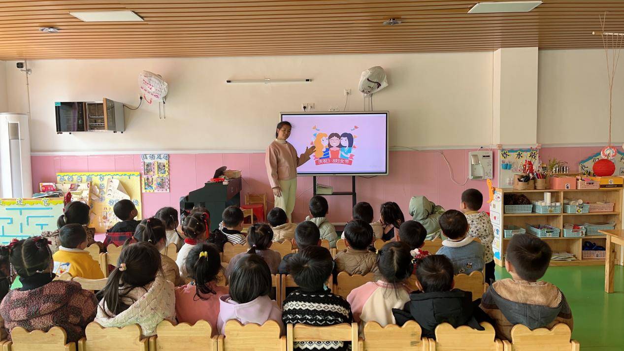 尋烏縣城東幼兒園開展慶祝三八婦女節活動