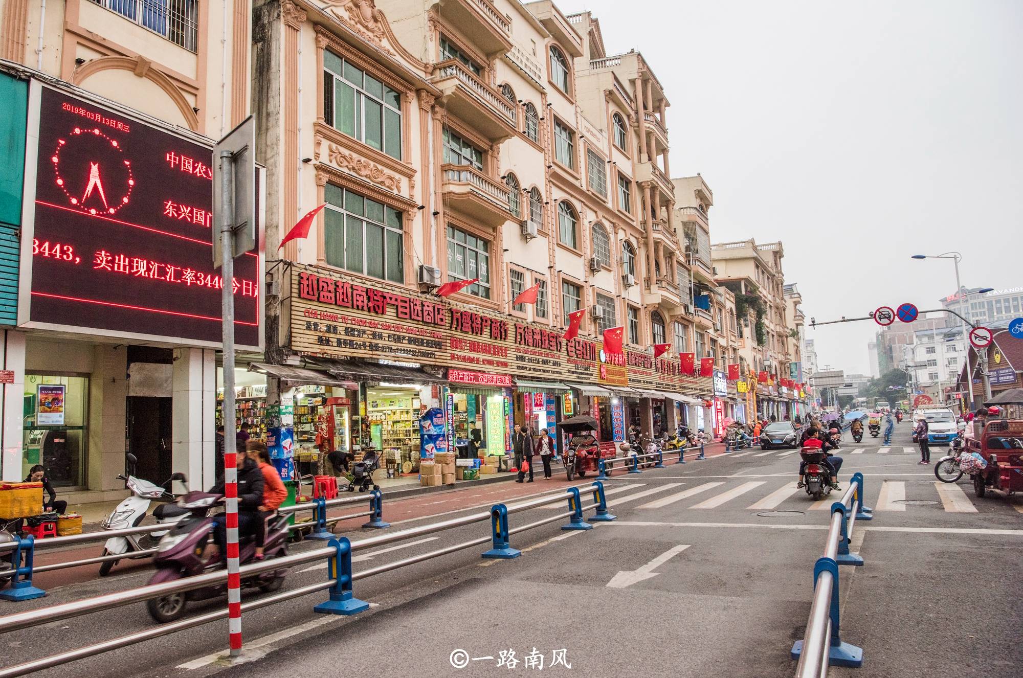 从北海出发,一路往西,来到防城港市的时候,一定要打卡一下东兴市