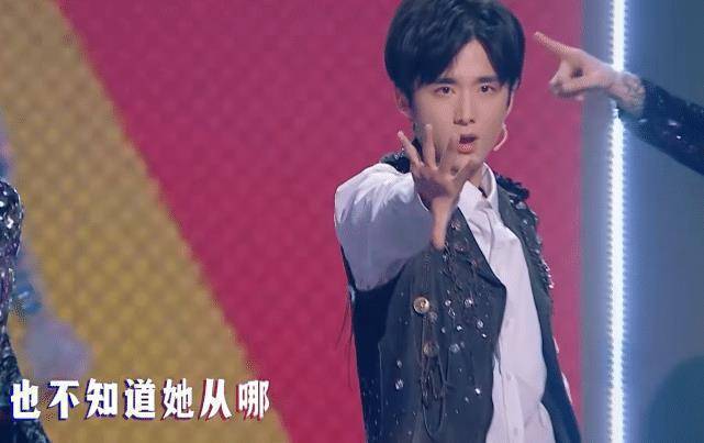 原创原创张新成和关晓彤搭档表演舞蹈同穿亮闪闪的衣服般配感十足