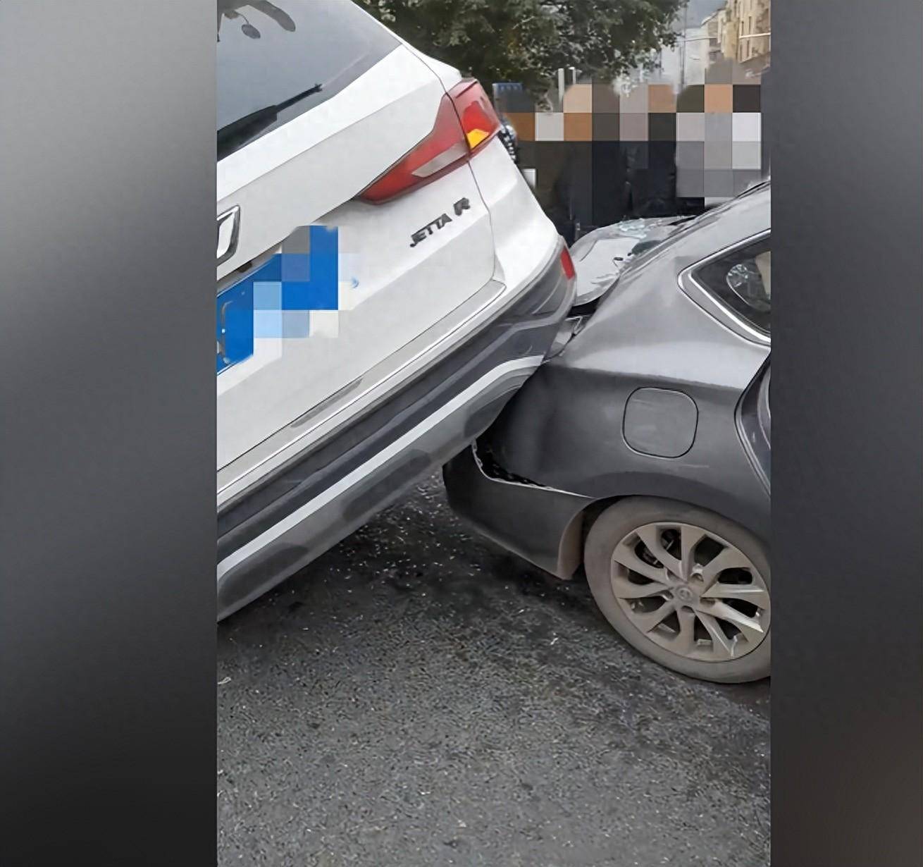 嘭的一声响动后南充市高坪城区这条路上出现了交通事故