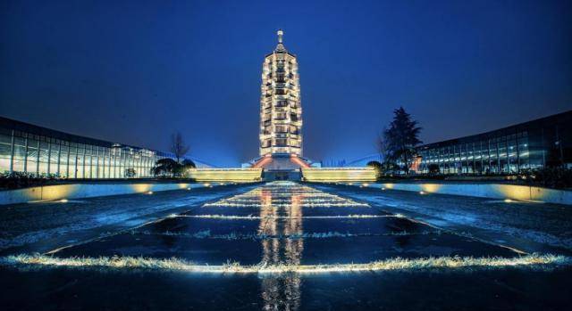 大报恩寺经历了数场浩劫,如今它的残骸之上,重建的"琉璃塔"依旧夜夜