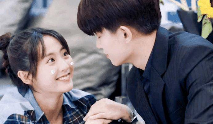 《乌鸦小姐与蜥蜴先生》这部现代剧是由演员任嘉伦和邢菲两人主演的