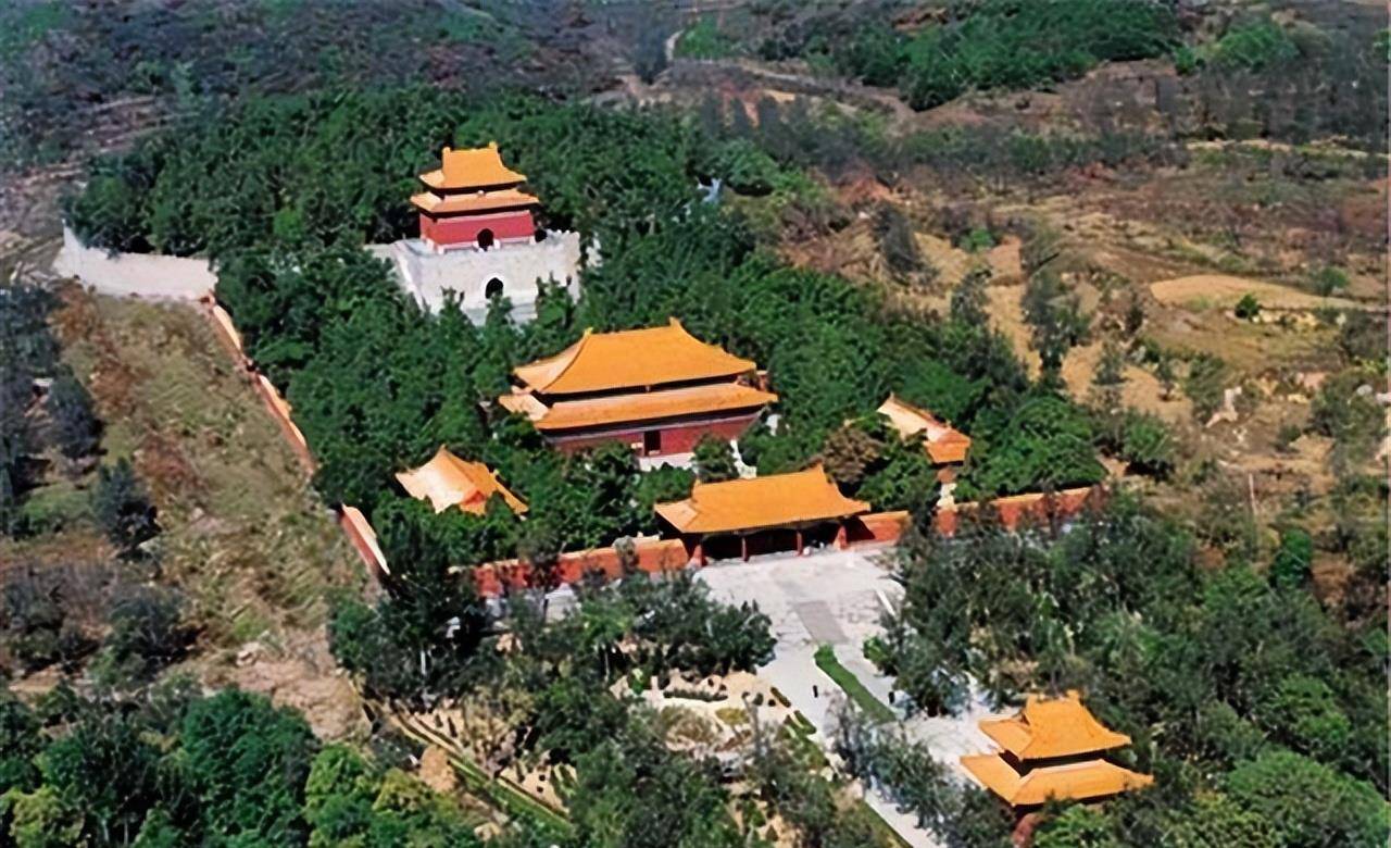 长陵是最具代表性的陵园,除了金玉环绕的陵园本身之外,还铺设东西二井