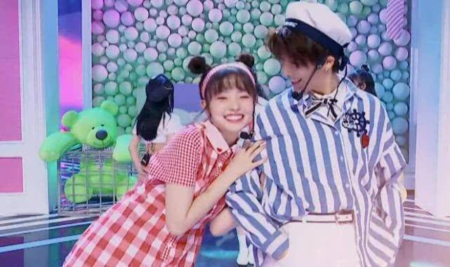 原创原创朱林雨表演有点甜有谁注意蔡徐坤的反应粉丝不吃醋