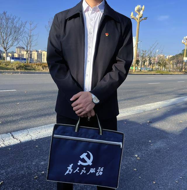 人民网评上班恶心穿搭冲上热搜网友总结原因扎心了老铁