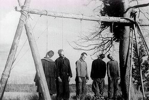 纳粹暴行,屠杀苏联平民而且,苏联面对的对手也相当残暴,纳粹对于苏联