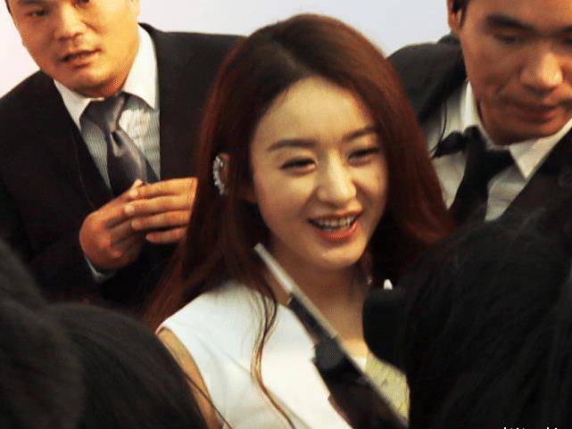 原创赵丽颖素颜被抓拍摄影师关掉十级美颜后33岁皮肤状态太真实