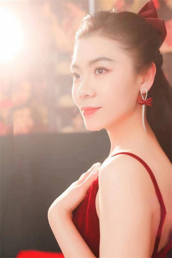 邬邬成熟稳重的她言谈举止中透露出知性的优雅与自信