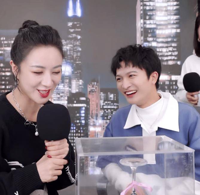 周深直播秀高音,震破高脚杯吓出表情包,反应实在出乎意料_薇娅_杯子