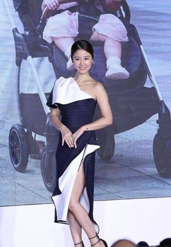 黑色的小礼服一直都是显瘦的王炸,配上外翻的白色裙摆,经典又不会出错