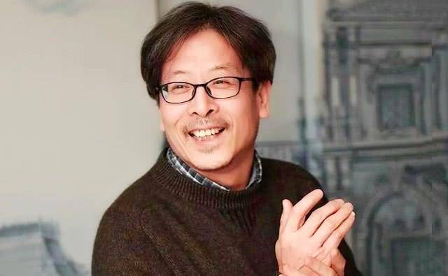 有一年,冷军开展了个人画展,受到了一位美术老师的投诉:"画家把画拍成