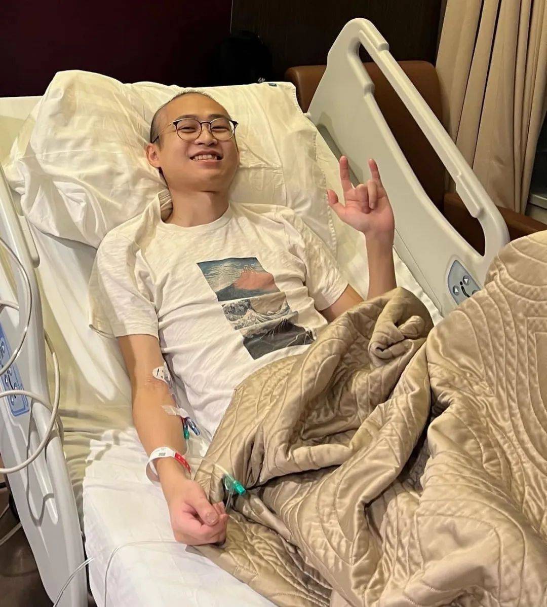 28岁帅哥裸捐80万,放飞自我成"癫公",经历曝光,看哭50万网友_杨嘉