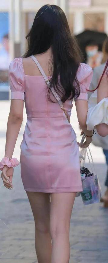 连衣裙的小姐姐,散发着时尚魅力,纯色搭配更显优雅_高跟鞋_裙子_穿着