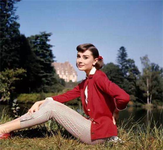 从年轻到老妪历经坎坷,自己却认为不漂亮_奥黛丽·赫本_生活_美女