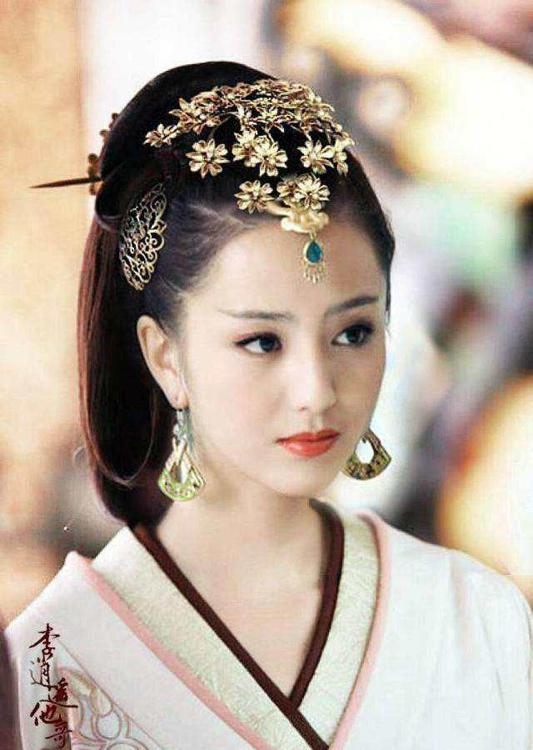 这个小宫女不像汉成帝曾接触到的那些后宫贵女,赵