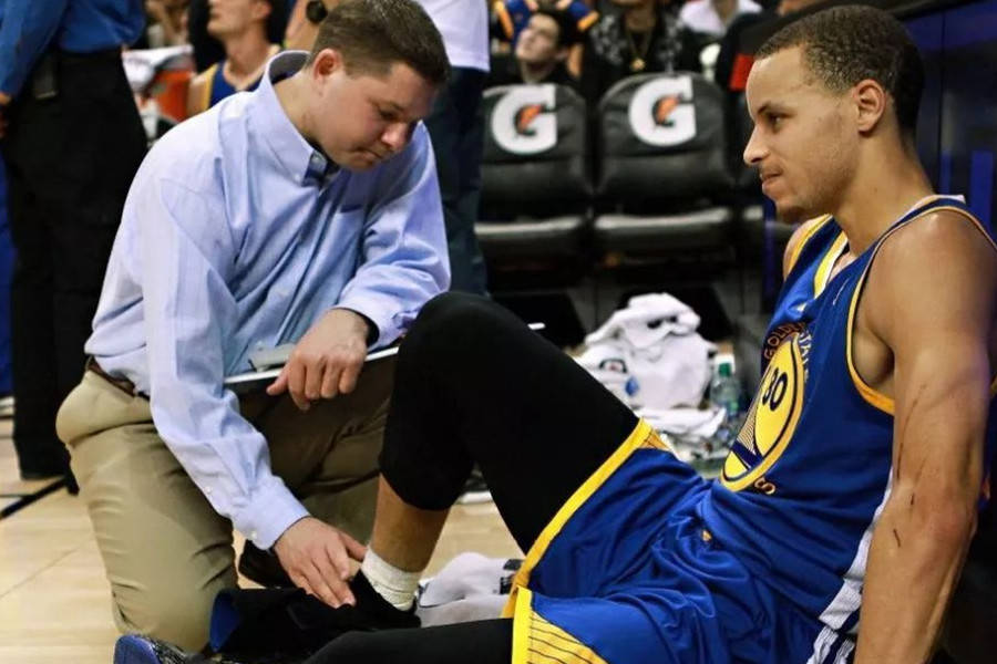 赛后勇士方面选择对库里的伤势保密,科尔仅透露并无大碍,但需要缺席几