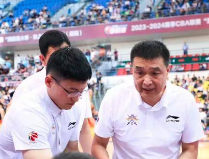 在cba联赛摸爬滚打这么多年,闵鹿蕾很清楚问题所在,所以他就重点培养