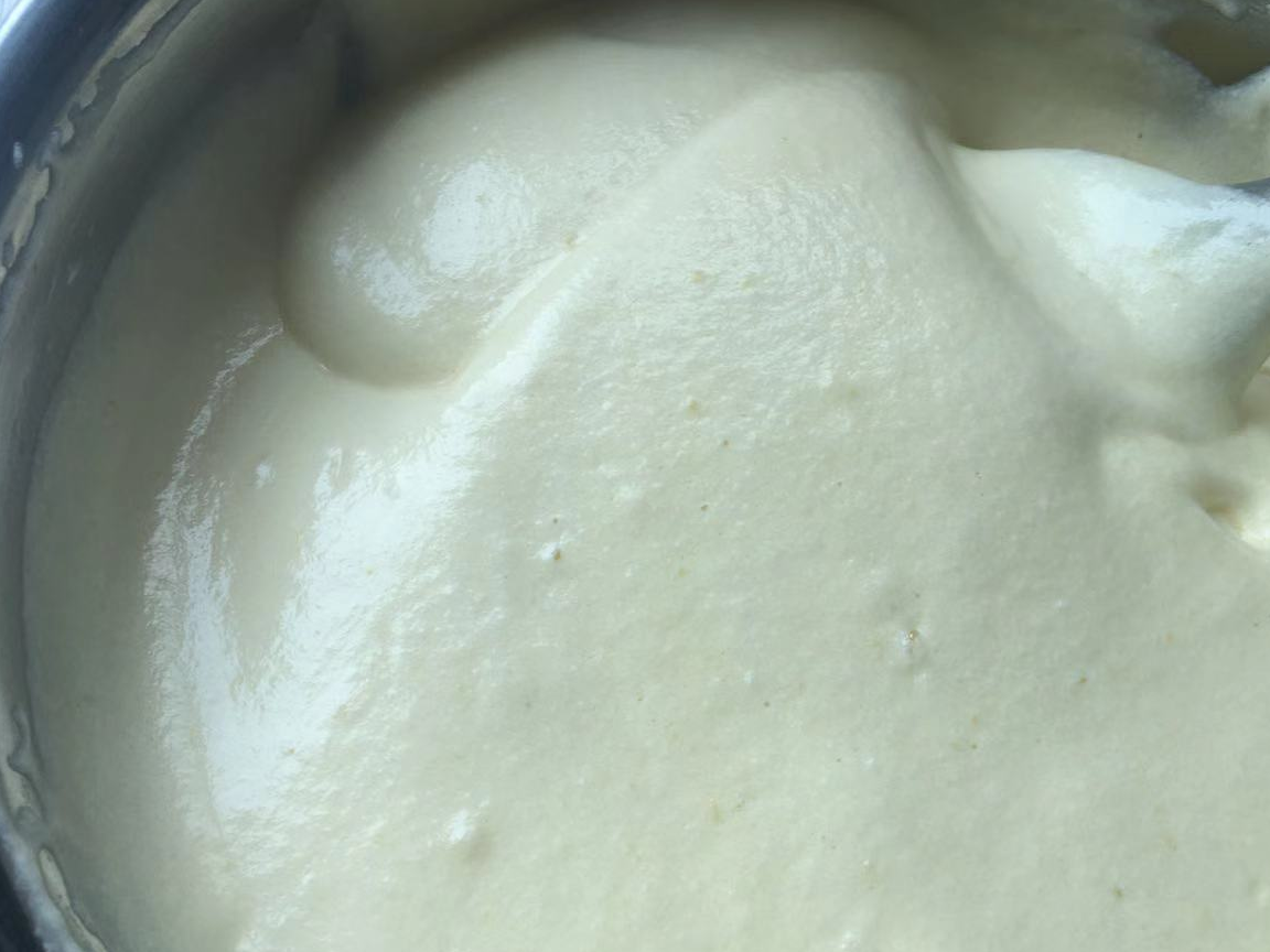 搅拌均匀成蛋糕糊,搅拌的时候注意要上下翻拌,不要画圈搅拌,小心消泡