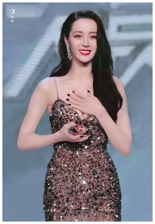 原创迪丽热巴热门穿搭触动经典点燃潮流引领时尚