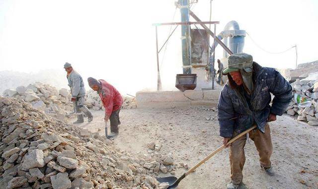 原创回顾十四年前的黑砖窑男性被拐卖当作奴隶生存条件极其恶劣