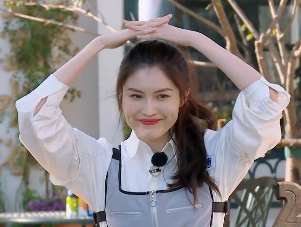 原创玩水炸弹游戏大家都连忙捂住头发唯独张天爱的保护对象最特殊