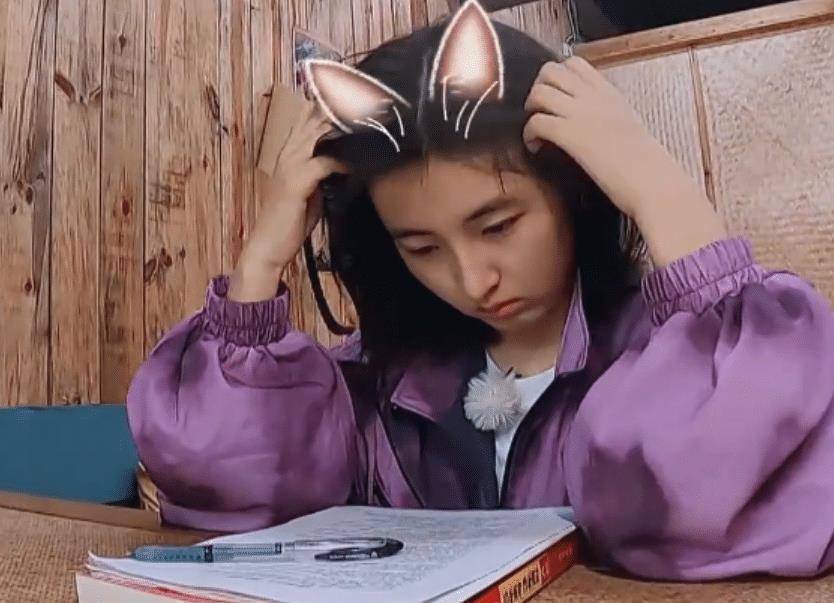 原创张子枫戴眼镜怼脸自拍看清眼镜反光的部位我似乎明白点啥