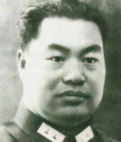 他是唯一拼刺刀殉国的军长,村民自发安葬,子孙三代为他守墓_王甲本_带