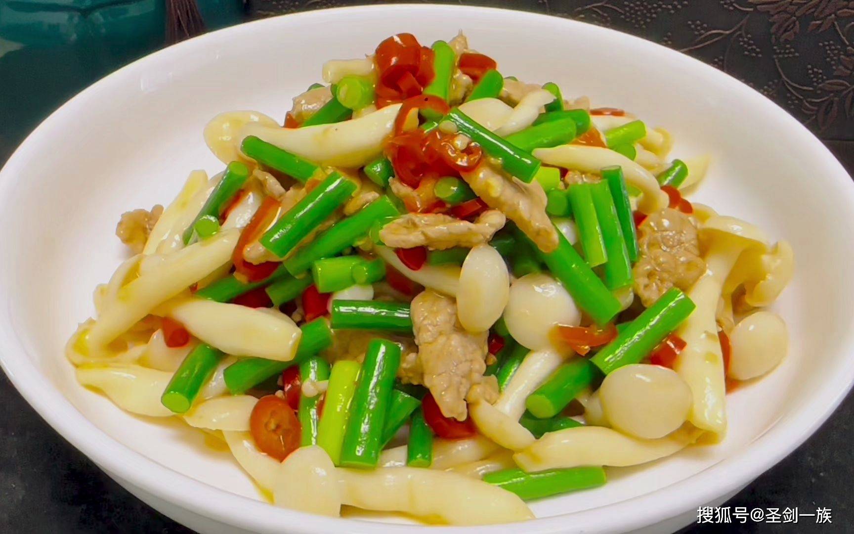 白玉菇炒肉丝4,加盐调味,用水淀粉勾芡,淋上香油即可.