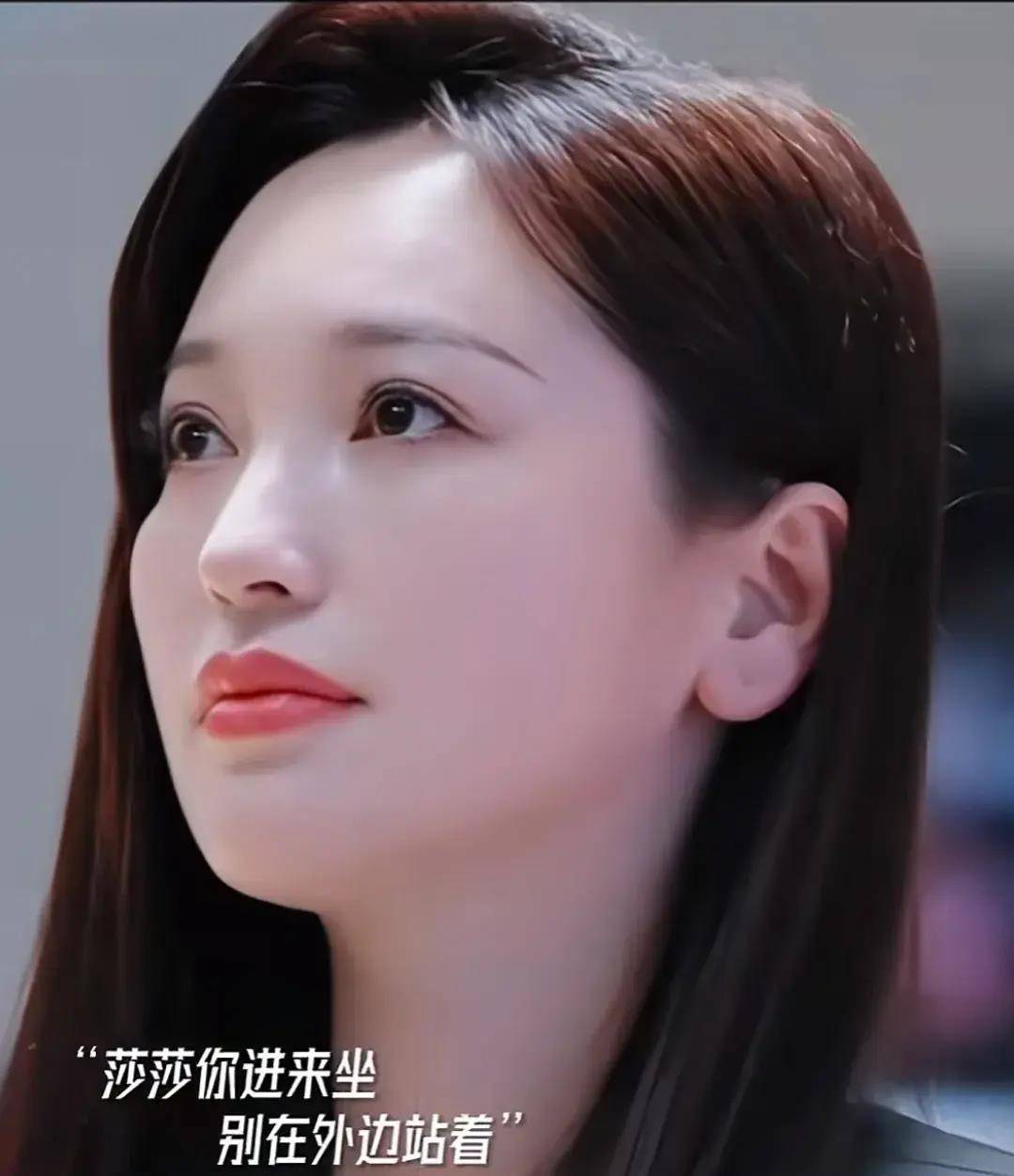 再看看她的表演水准,与导师韩雪,尔冬升一起即兴表演,金莎饰演来看前