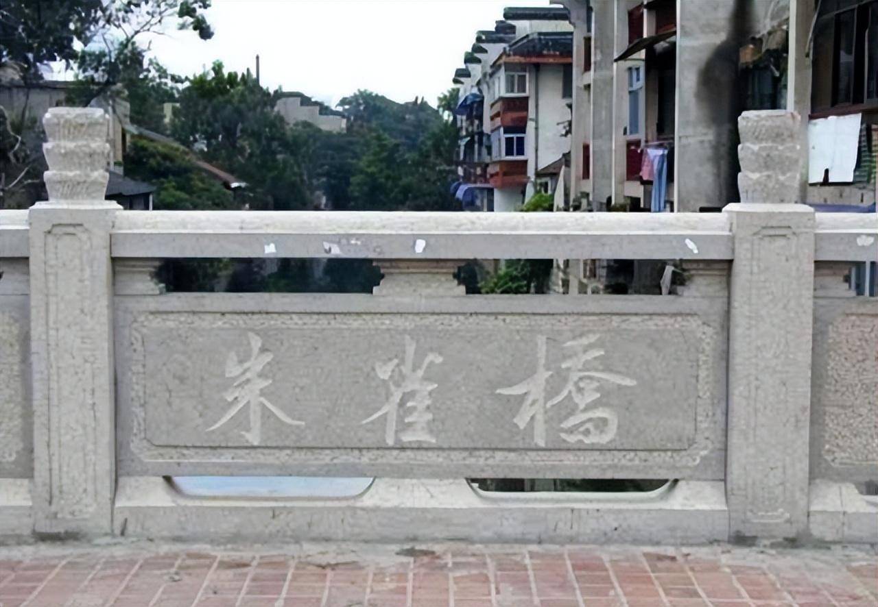 第一句用来描写景物,"朱雀桥边野草花,乌衣巷口夕阳斜",乌衣巷原本是