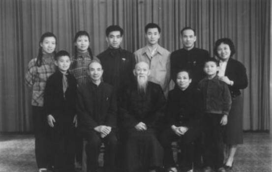 他辞官回家却路遇打劫,土匪跪送30里,高层落泪_宋美龄_张难先_蒋介石