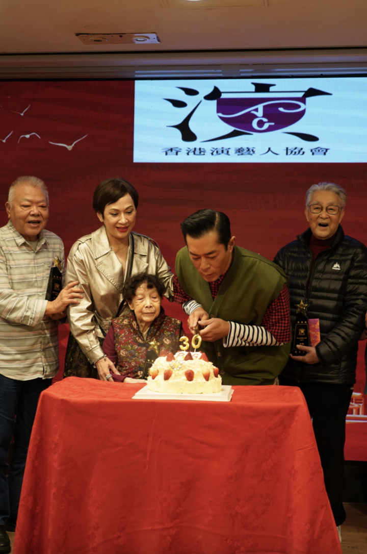 此殊荣的一共有四位资深艺人,除了周骢之外,还有余金珠,高尔珩以及徐