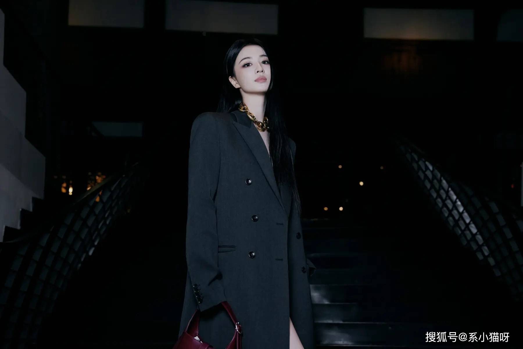 化烟熏妆清冷疏离,黑风衣下的王楚然,美腿撩人你抵挡得了吗?