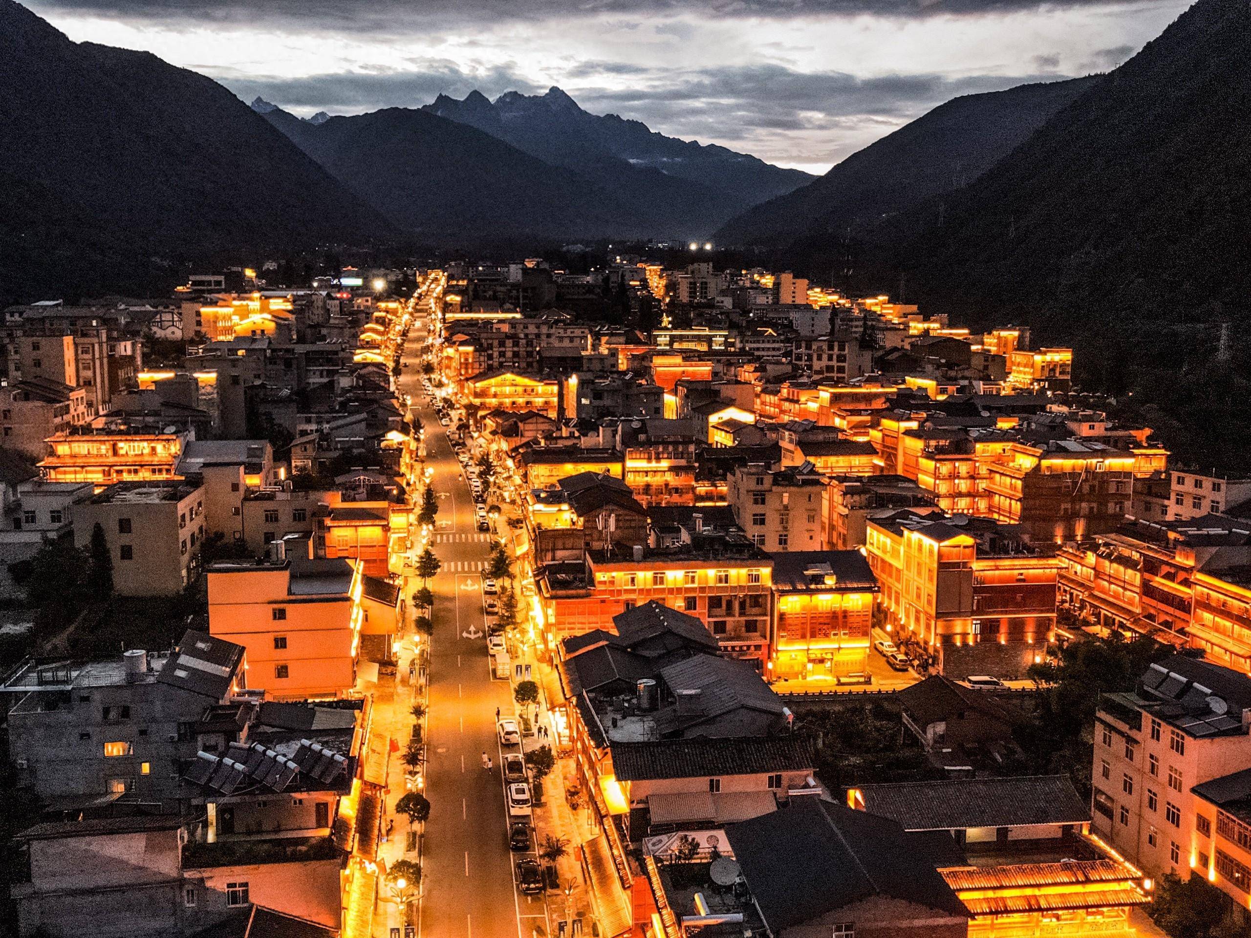 贡嘎山下的低调古镇,是四川十大最美古镇之一,却少有游客知道_磨西